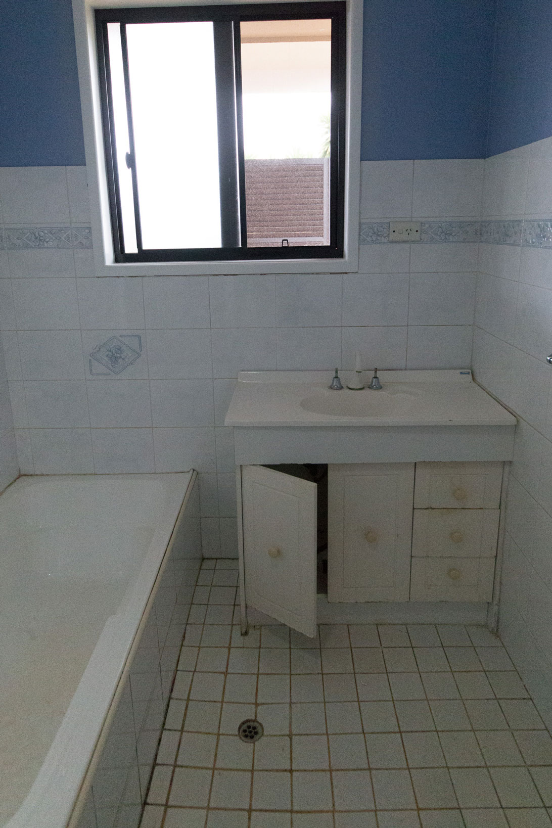 photo of old bathroom before renovation