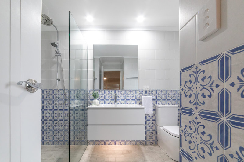 ensuite addition to main bedroom featuring blue and white painted del maiolica tiles in Goonellabah NSW 2480